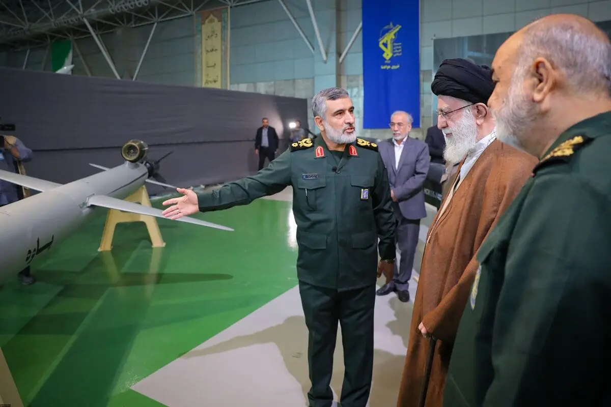 (تصاویر) بازدید رهبر انقلاب از نمایشگاه دستاورد‌های هوافضای سپاه