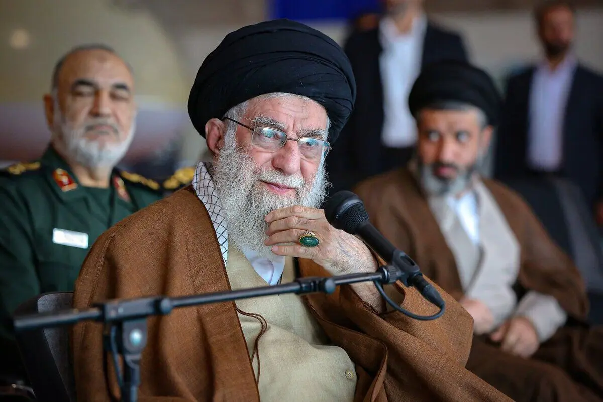 تصویری از پسر رهبر انقلاب در زمان بازدید از تجهیزات موشکی سپاه