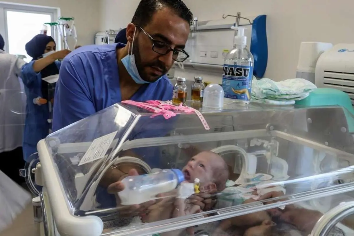 (عکس) ۳۱ نوزاد نارس به جنوب غزه منتقل شدند