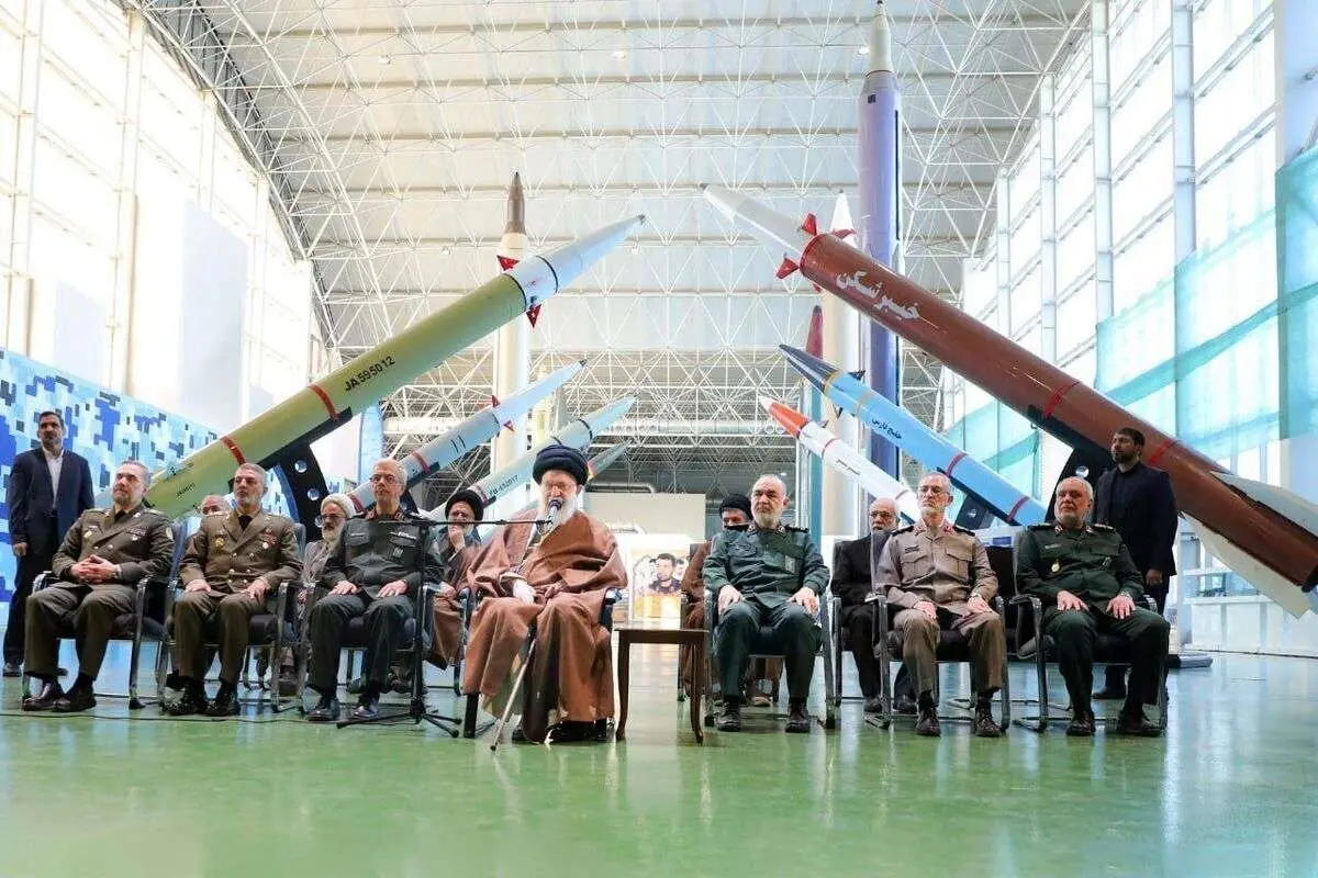 تصویری متفاوت از رهبر انقلاب در بازدید از دستاوردهای نظامی