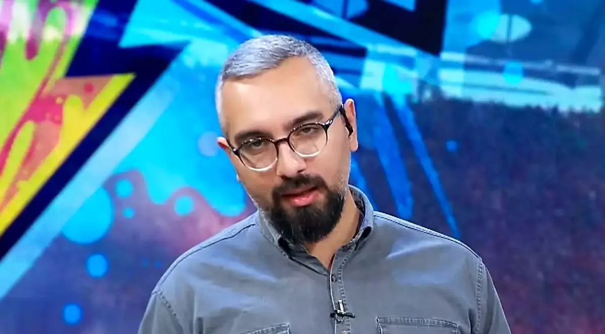 (ویدیو) عذرخواهی مجری تلویزیون از باشگاه استقلال روی آنتن زنده