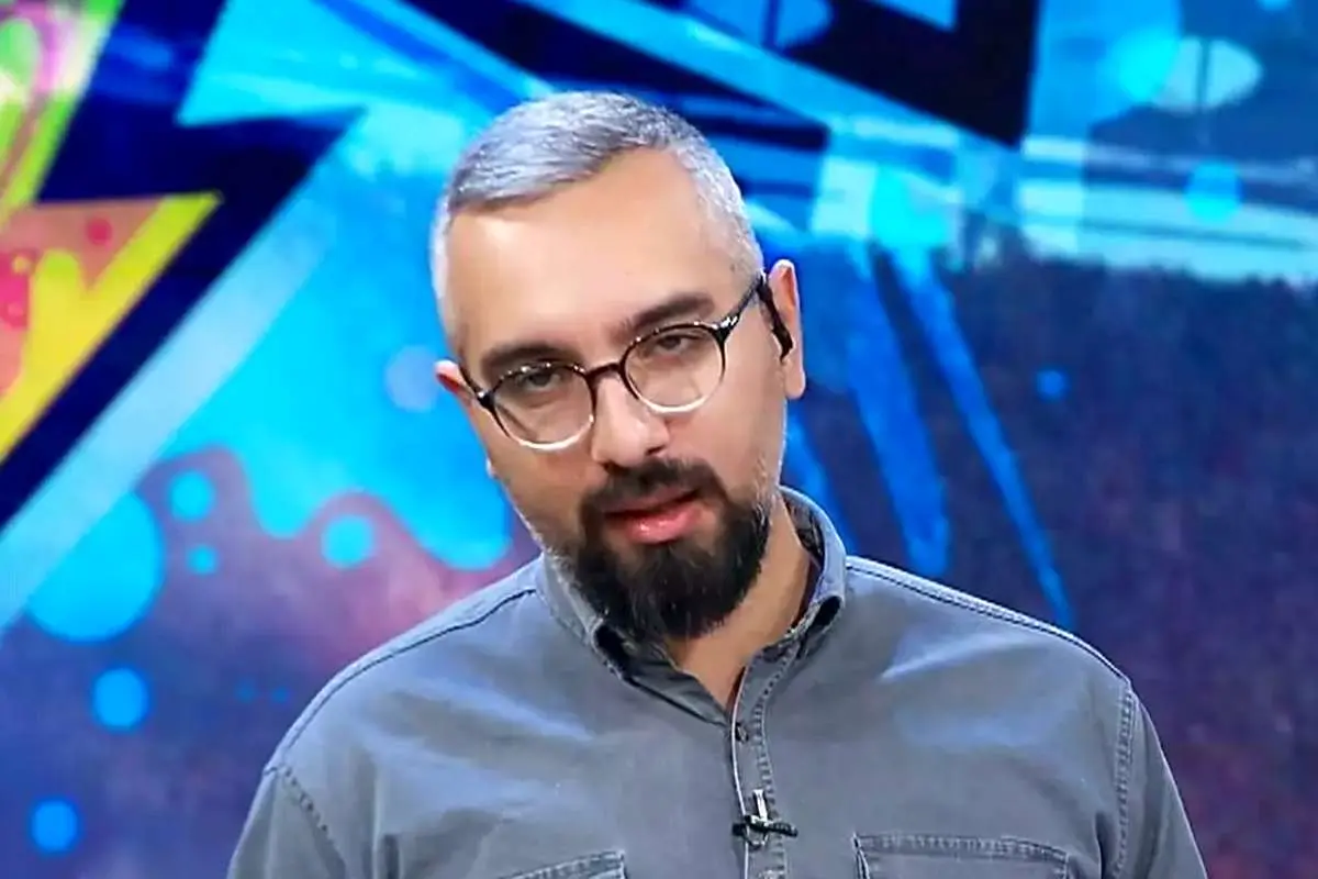(ویدیو) عذرخواهی مجری تلویزیون از باشگاه استقلال روی آنتن زنده