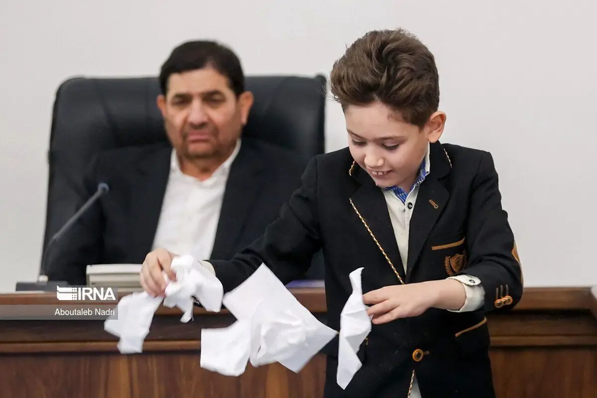 (عکس) بازی کودک اوتیسمی با دستمال کاغذی مقابل معاون اول رئیسی