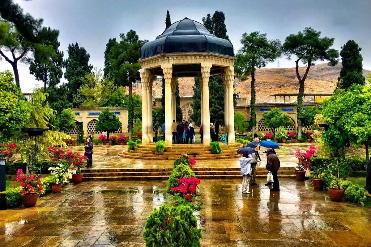 تفال به حافظ ۳۰ آبان ماه ۱۴۰۲؛ چون ساغرت پر است بنوشان و نوش کن
