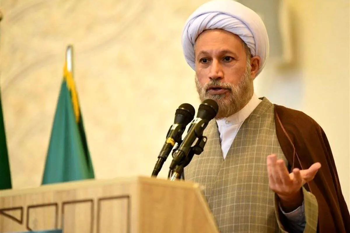 امام جمعه شیراز: در دین ما، پزشک محرم نیست