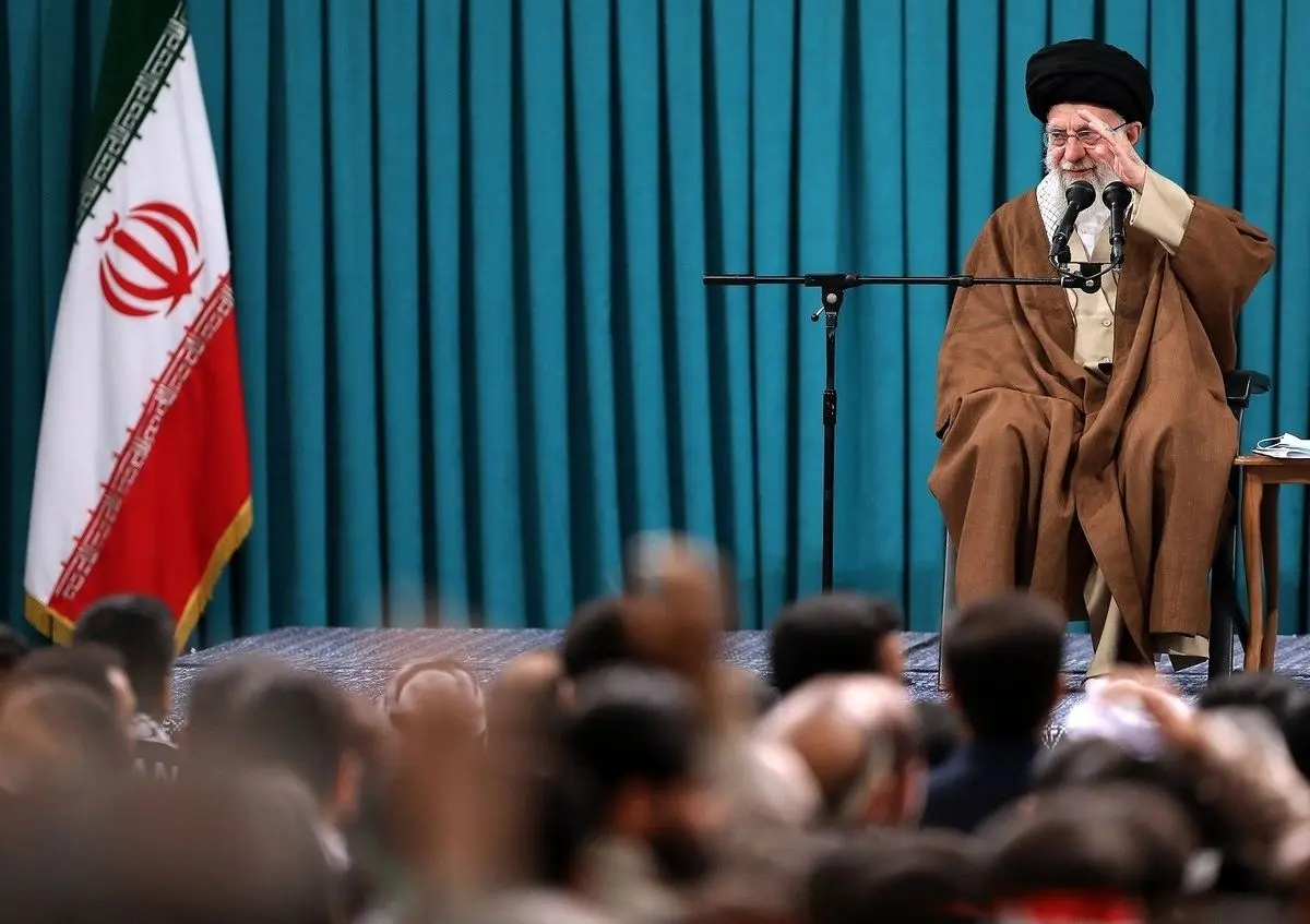 فرمان رهبر انقلاب به بسیجیان: از دو قطبی‌های کاذب بپرهیزید