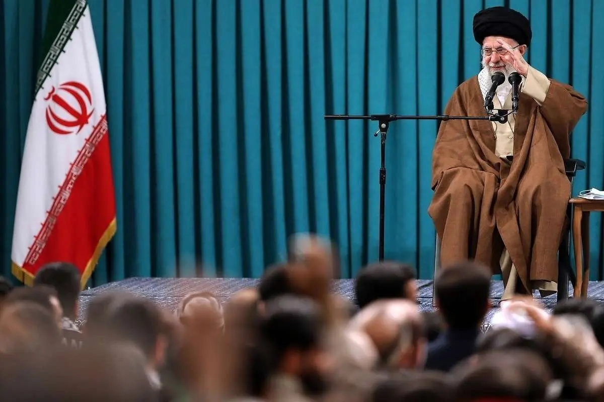 فرمان رهبر انقلاب به بسیجیان: از دو قطبیهای کاذب بپرهیزید