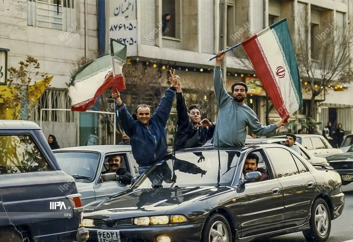 (تصاویر) شادی مردم پس از صعود ایران به جام جهانی فرانسه در هشتم آذر ۷۶