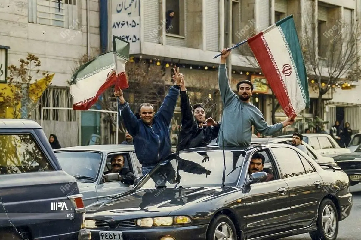 (تصاویر) شادی مردم پس از صعود ایران به جام جهانی فرانسه در هشتم آذر ۷۶