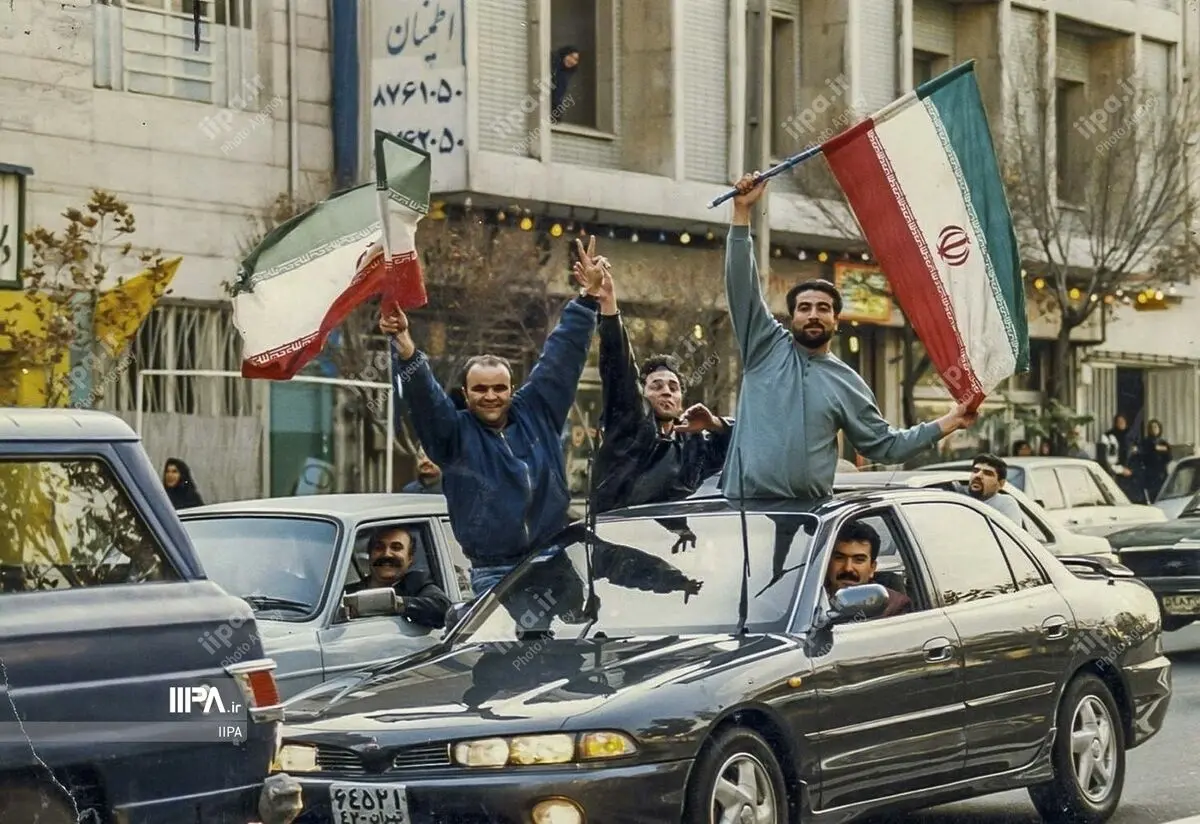 (تصاویر) شادی مردم پس از صعود ایران به جام جهانی فرانسه در هشتم آذر ۷۶