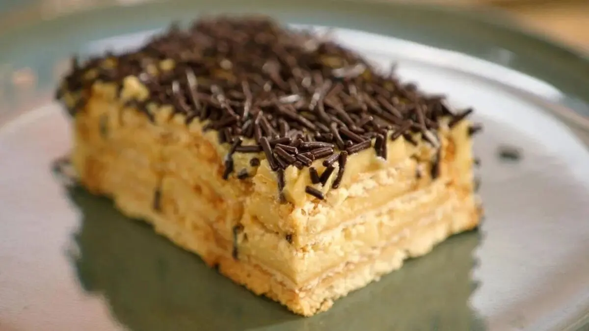 طرز تهیه دسر با بیسکویت پتی بور و موز بدون نیاز به گاز و فر