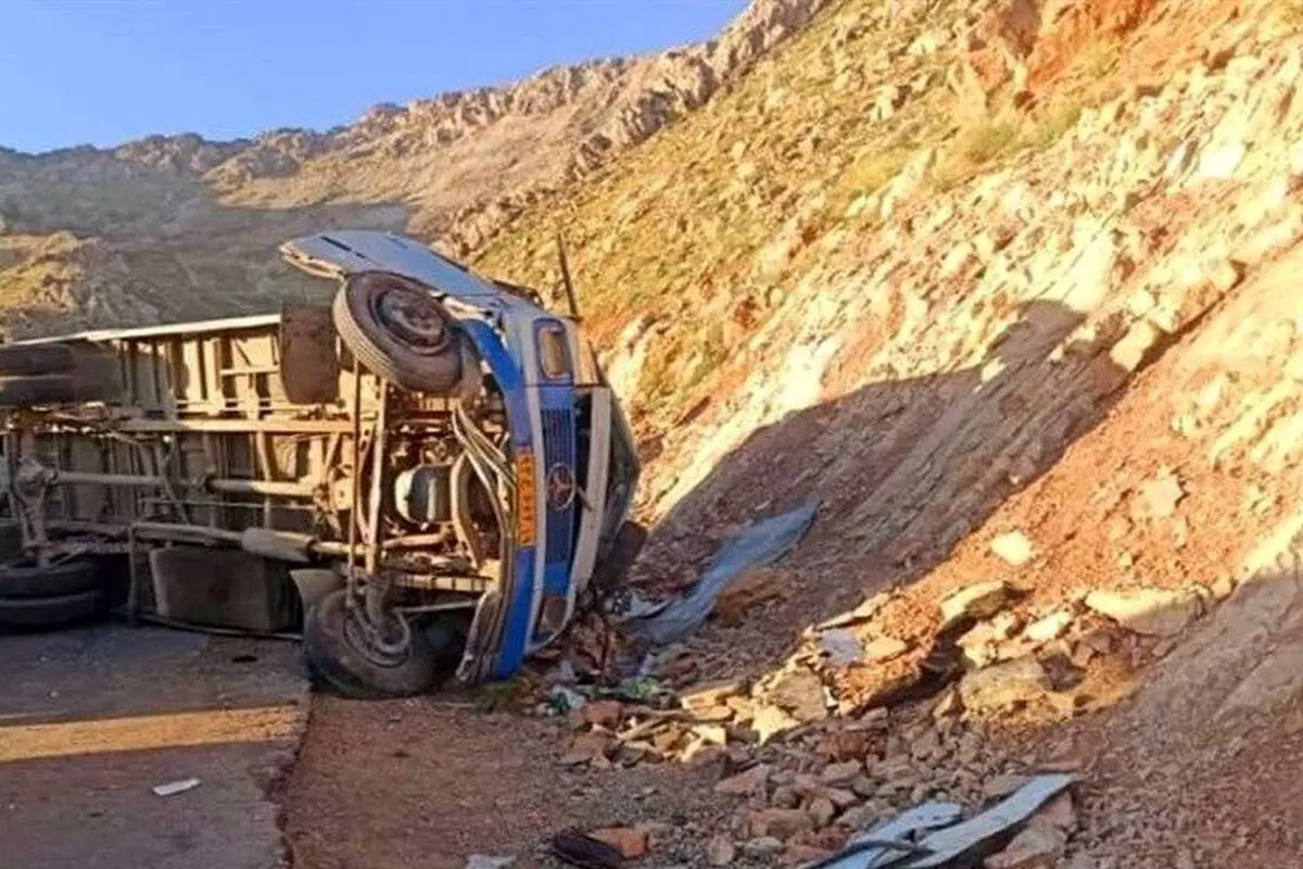 (ویدئو) مصدومیت ۱۶ دانش آموز در استان لرستان بر اثر واژگونی مینی‌بوس