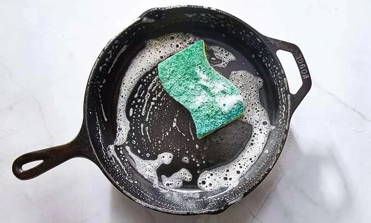 شستن و برق انداختن ظروف چدنی با ۵ روش طلایی
