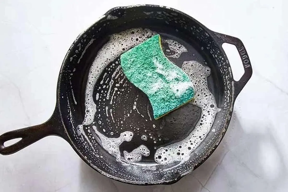 شستن و برق انداختن ظروف چدنی با ۵ روش طلایی