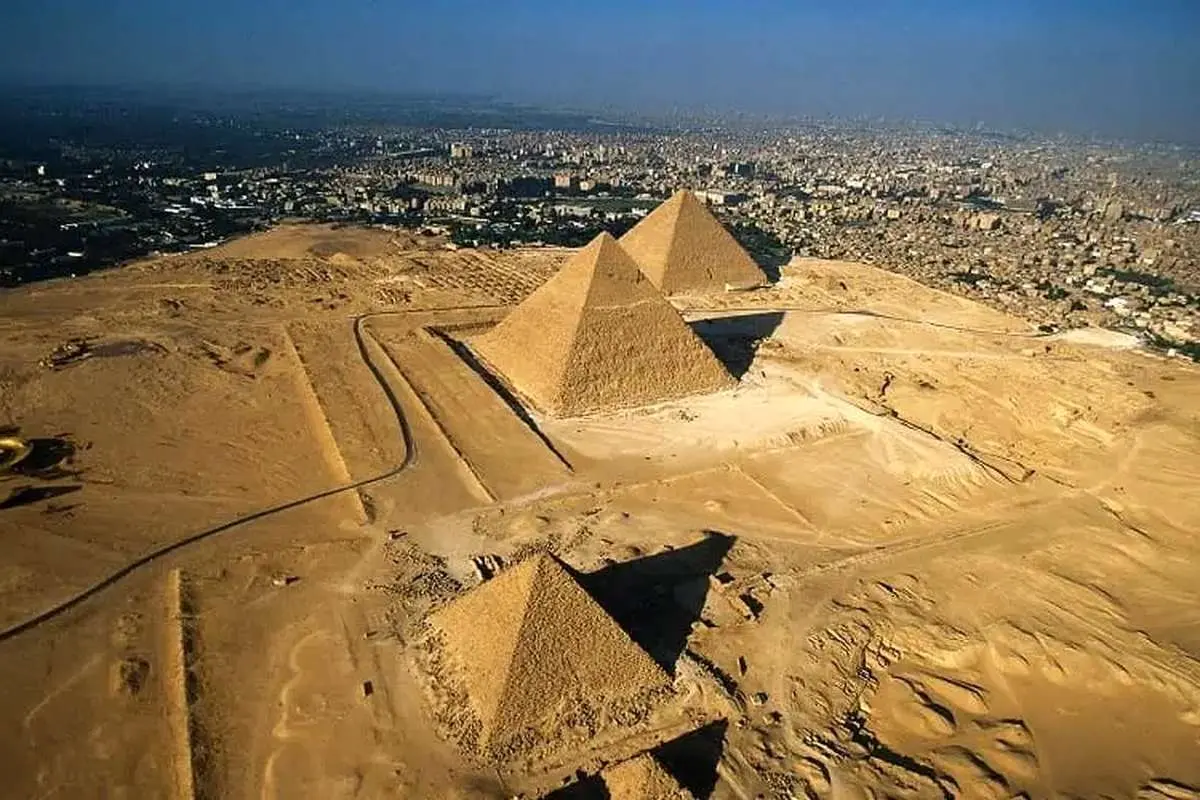 چه کسانی اهرام مصر را ساختند؟