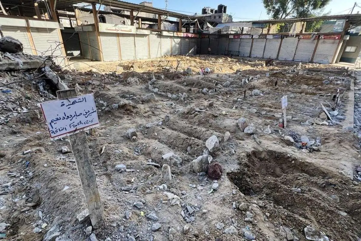 (تصاویر) دفن اجساد فلسطینیها در زمینهای خالی خیابانها