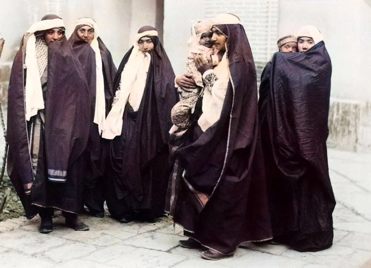 (تصاویر) سفر به عصر قاجار؛ از اولین کامیون ایران تا بردۀ سیگاریِ دختر شاه!