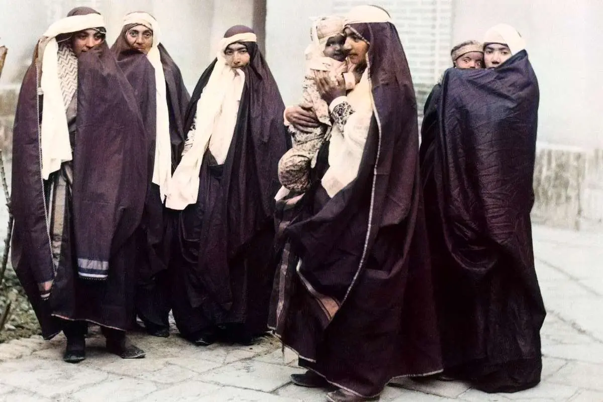 (تصاویر) سفر به عصر قاجار؛ از اولین کامیون ایران تا بردۀ سیگاریِ دختر شاه!