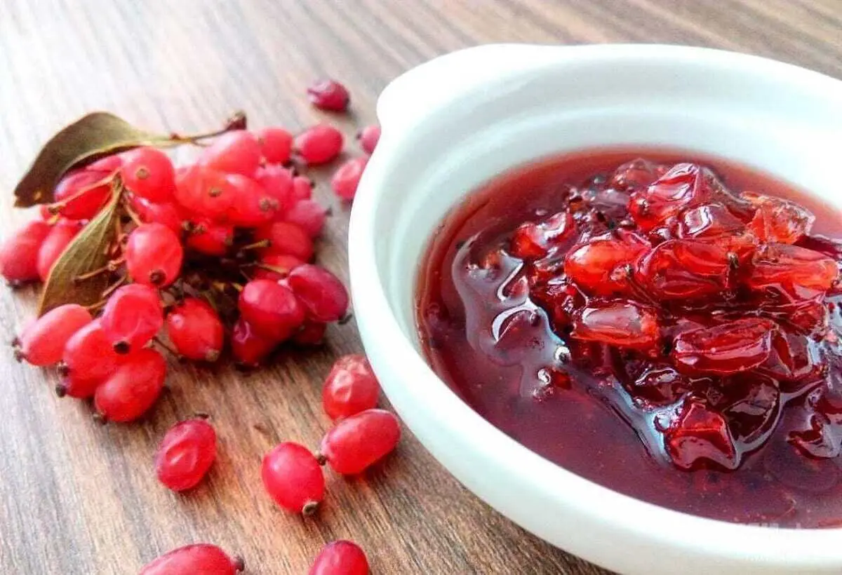 طرز تهیه ترشی زرشک خوشمزه؛ با زرشک تازه و خشک