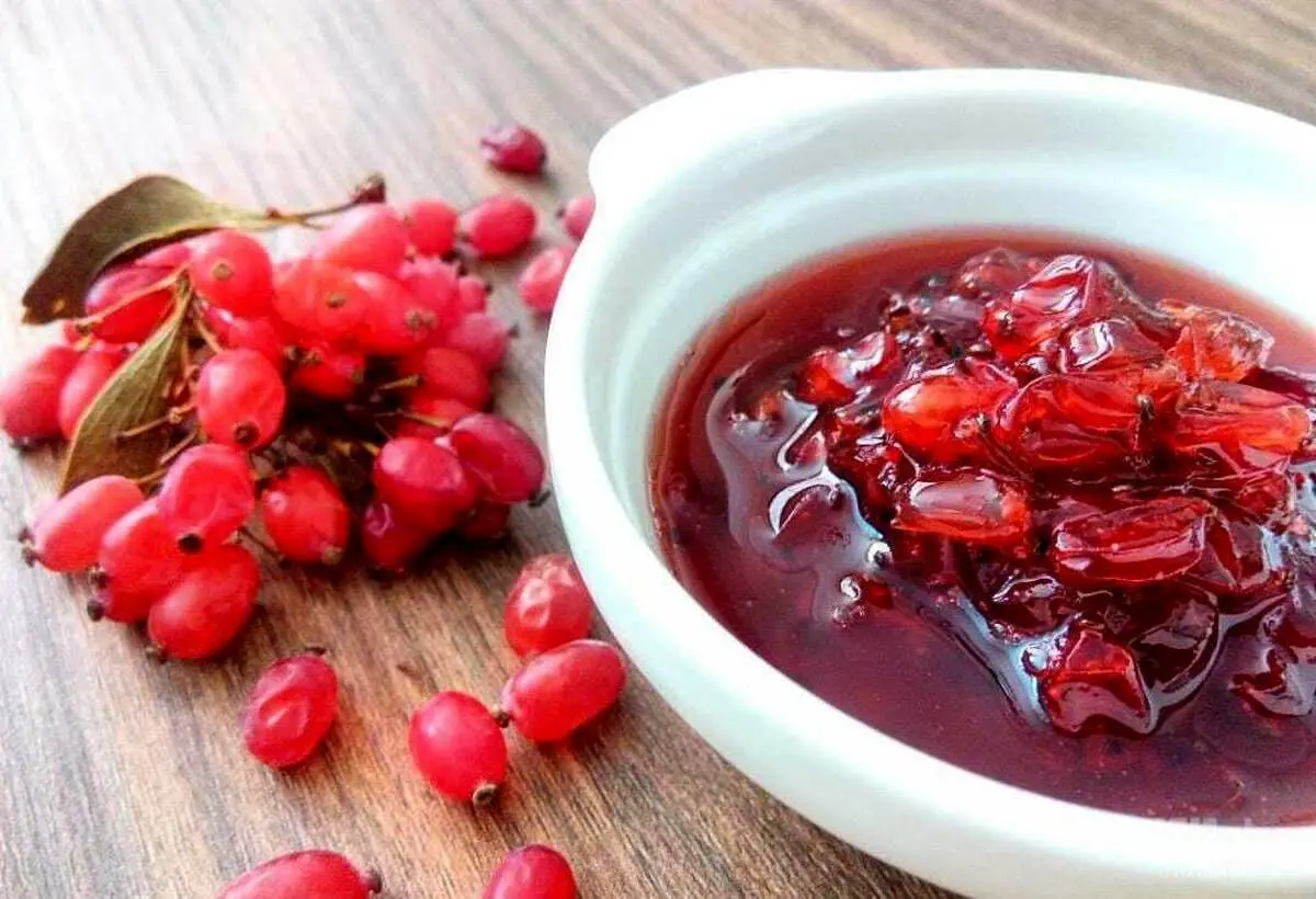 طرز تهیه ترشی زرشک خوشمزه؛ با زرشک تازه و خشک