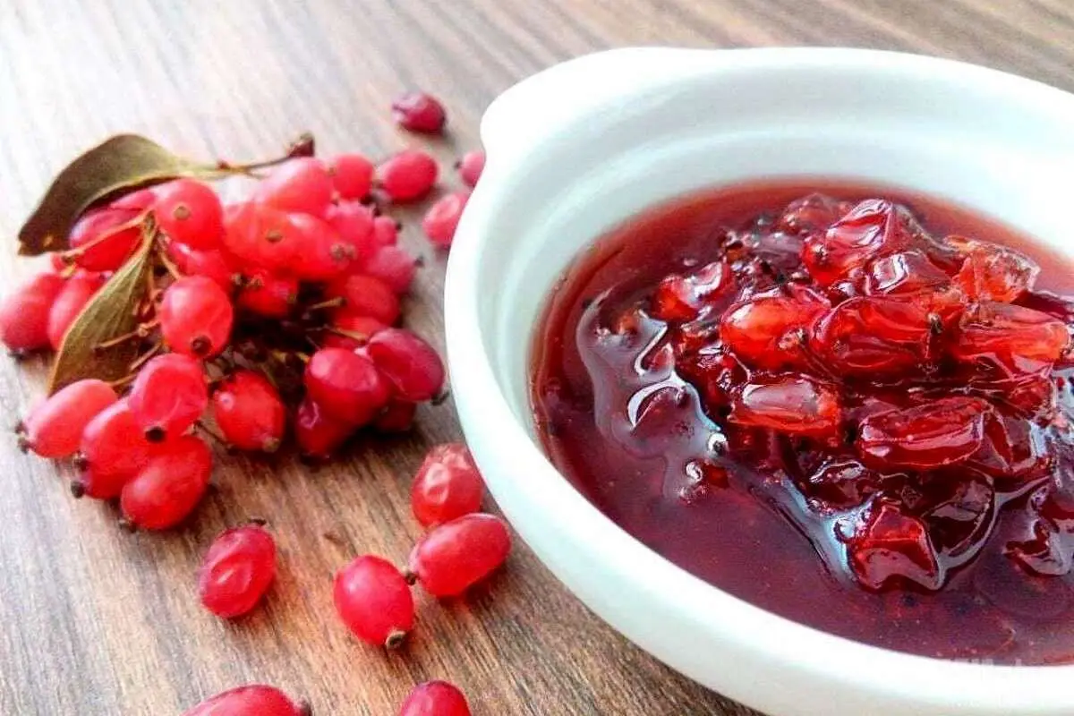 طرز تهیه ترشی زرشک خوشمزه؛ با زرشک تازه و خشک