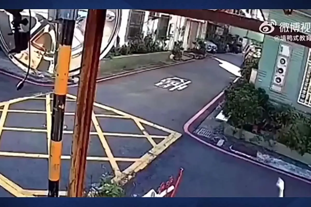 (ویدئو) برخورد مرگبار سه موتور سوار در یک چهارراه