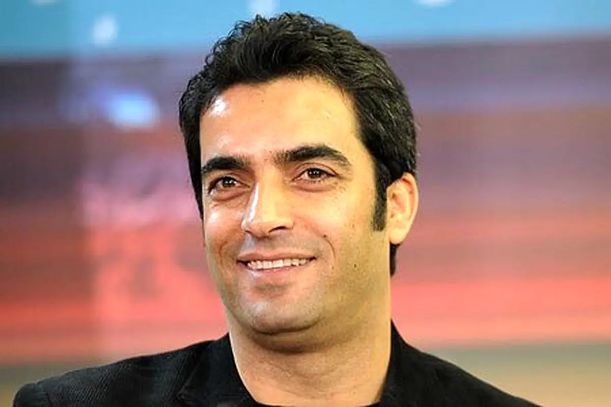 (ویدئو) هنگ‌درام‌نوازی منوچهر هادی؛ هنر نهفته آقای کارگردان!