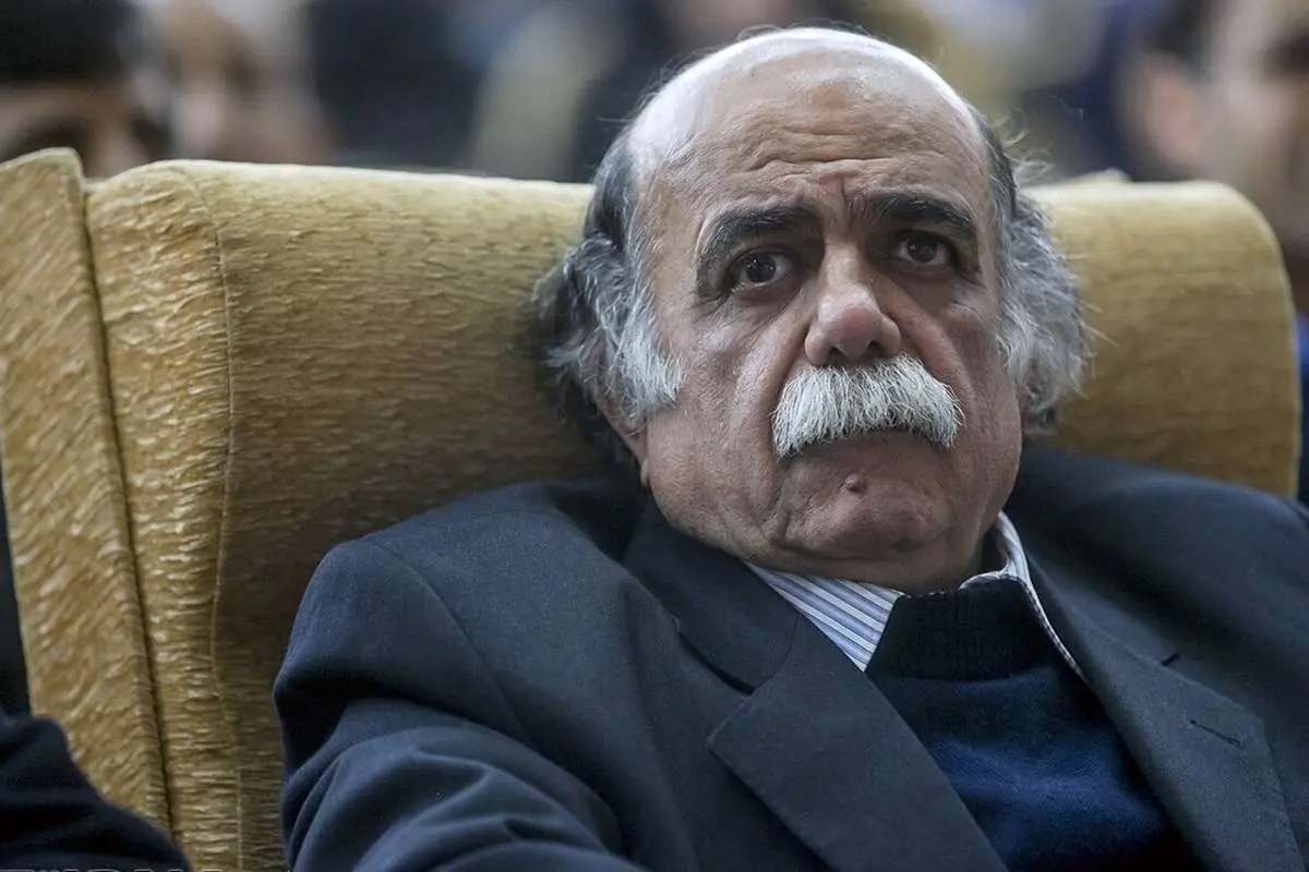 واکنش میرجلالالدین کزازی به اهدای شاهنامه به خانوادههای تاجیک