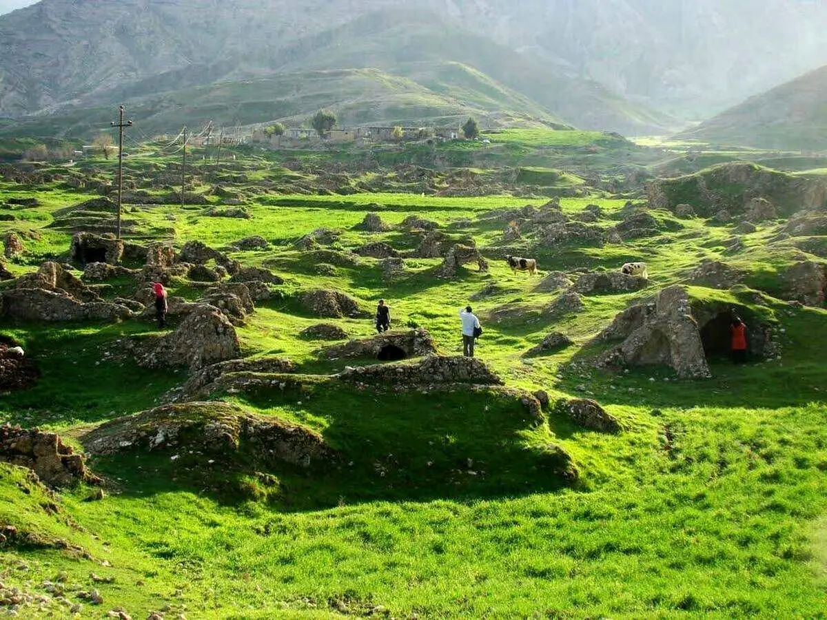 (عکس) بارش باران در ایلام، کوزه ۳ هزار ساله را از دل خاک بیرون کشید