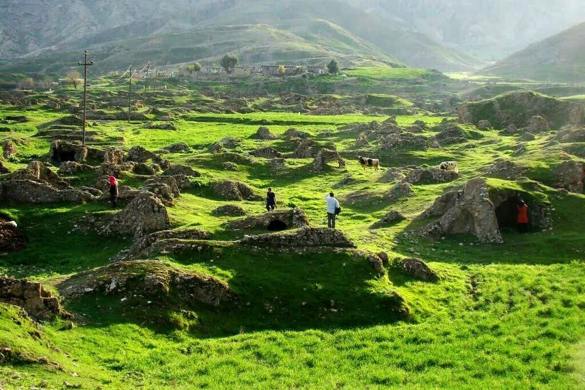 (عکس) بارش باران در ایلام، کوزه ۳ هزار ساله را از دل خاک بیرون کشید