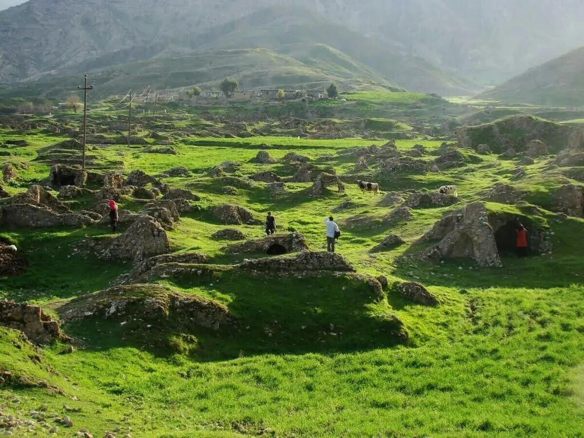 (عکس) بارش باران در ایلام، کوزه ۳ هزار ساله را از دل خاک بیرون کشید
