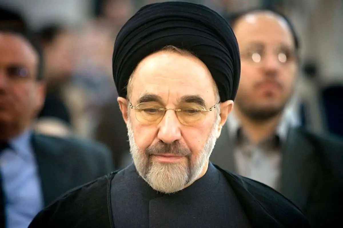 عکسی از اقامه نماز سیدمحمد خاتمی بر پیکر آیتالله رحمت