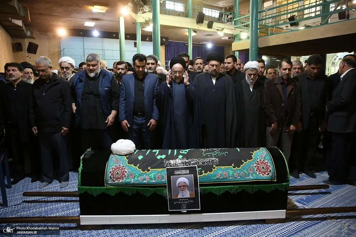 (تصاویر) سید محمد خاتمی و سید حسن خمینی در مراسم تشییع پیکر آیت الله رحمت