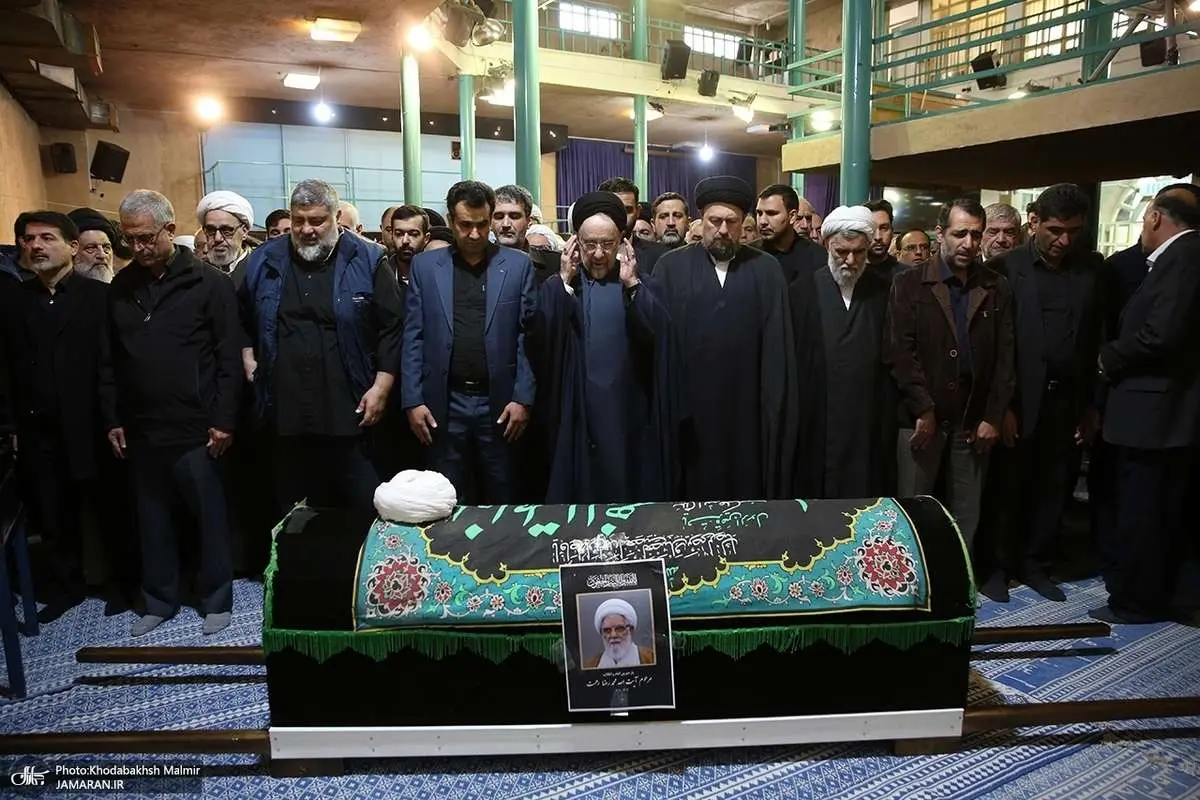 (تصاویر) سید محمد خاتمی و سید حسن خمینی در مراسم تشییع پیکر آیت الله رحمت
