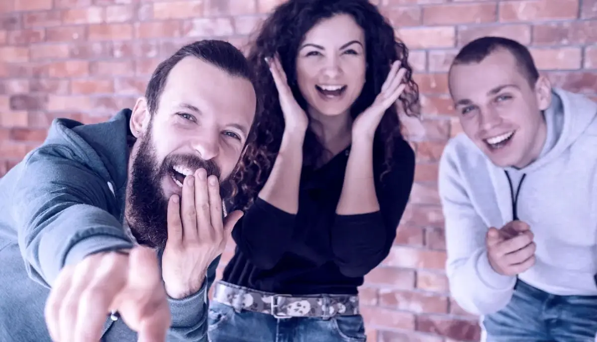 خندیدن به شکست‌های دیگران: طبیعی یا نشانه اختلال؟