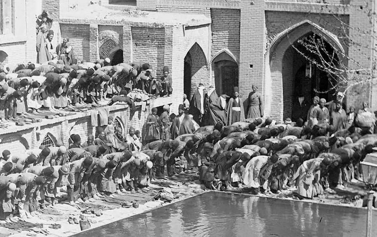 (تصاویر) سفر به عصر قاجار؛ از قهوه‌خانۀ گیلان تا قدیمی‌ترین عکس «نماز جمعه»