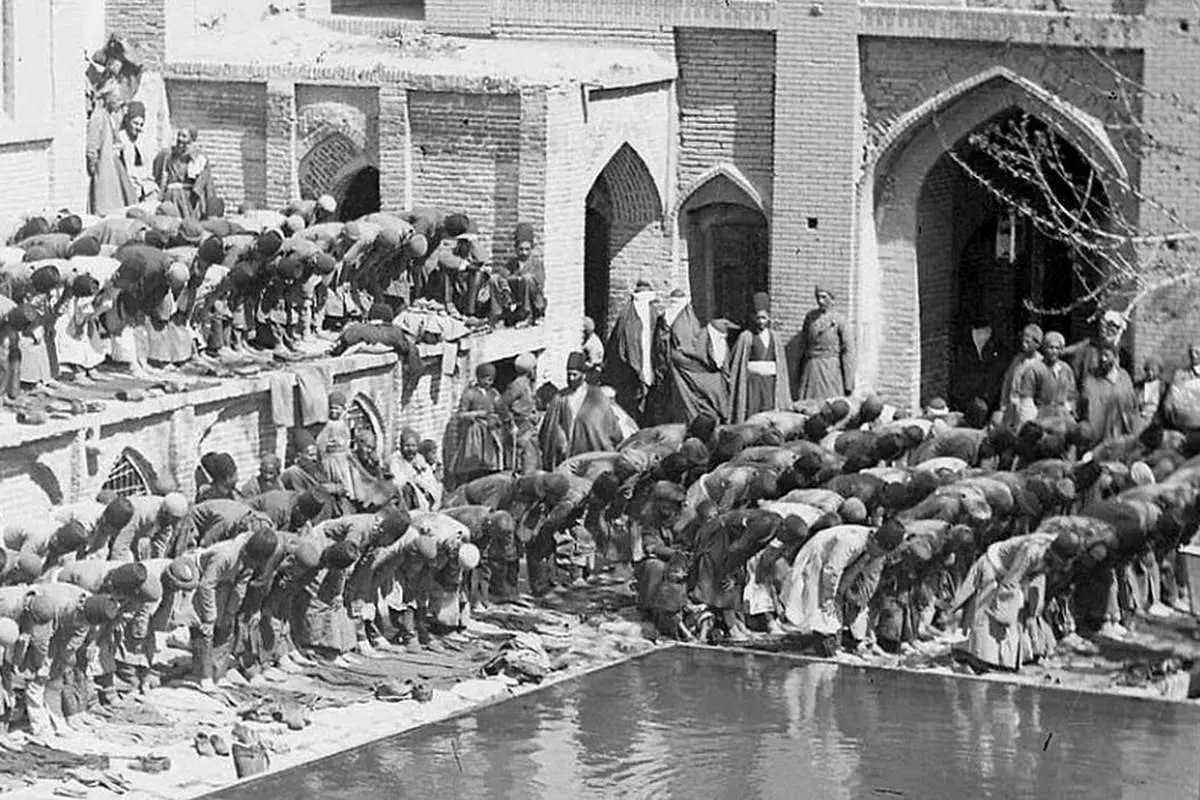 (تصاویر) سفر به عصر قاجار؛ از قهوه‌خانۀ گیلان تا قدیمی‌ترین عکس «نماز جمعه»