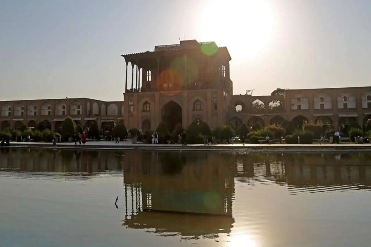 (تصاویر) گزارش رسانه خارجی از شکوه و عظمت کاخ عالی قاپو