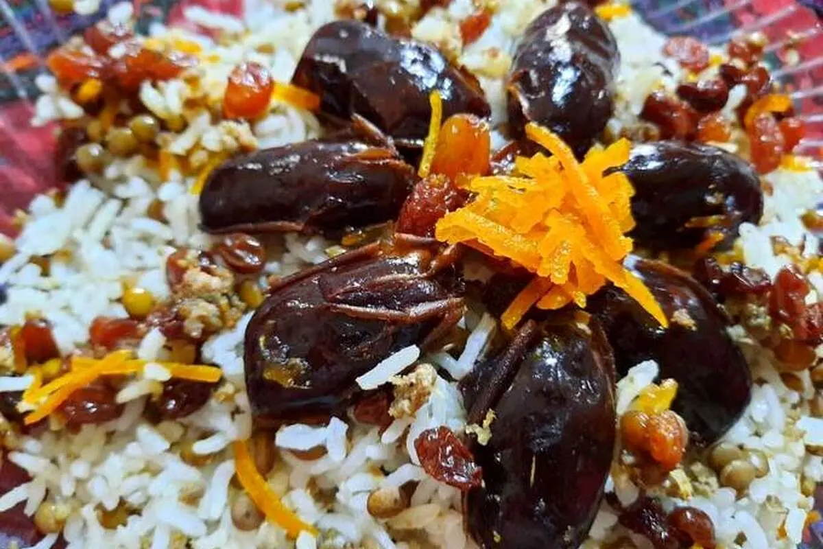 طرز تهیه خرما پلو با مرغ زعفرانی؛ مقوی و خوشمزه