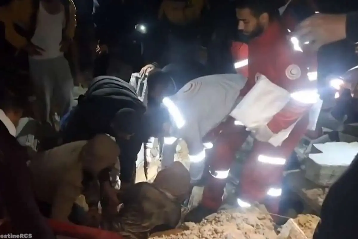 (ویدئو) نجات زن و شوهر فلسطینی از زیر آوار خانه منهدم شده