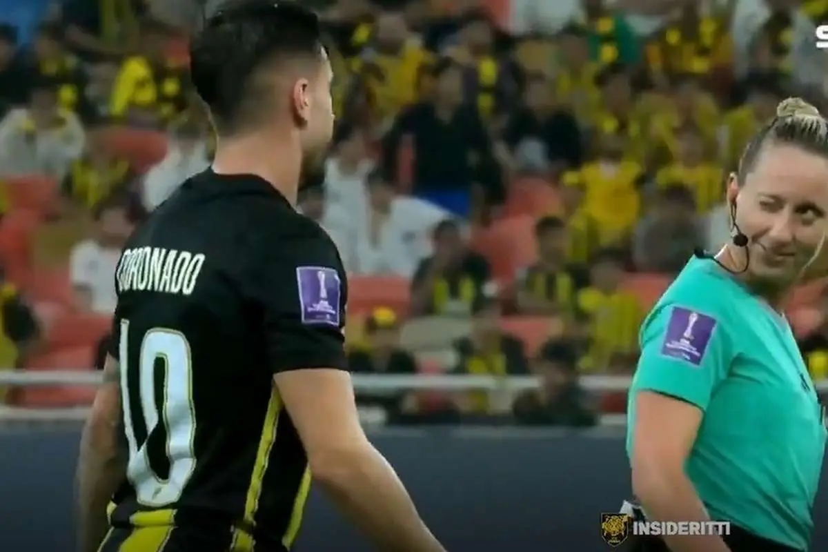 (ویدئو) چشمک زدن داور زن به ستاره الاتحاد سوژه شد!