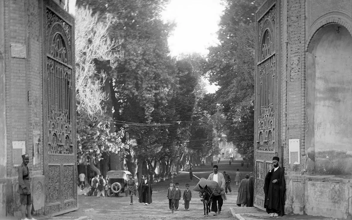 (تصاویر) سفر به عصر قاجار؛ از پسر رقاص و دلقک دربار تا قدیمی‌ترین عکس بیمارستان