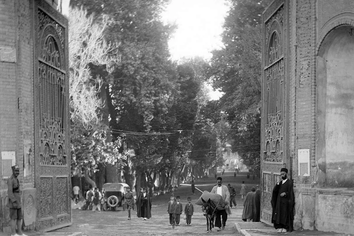 (تصاویر) سفر به عصر قاجار؛ از پسر رقاص و دلقک دربار تا قدیمیترین عکس بیمارستان