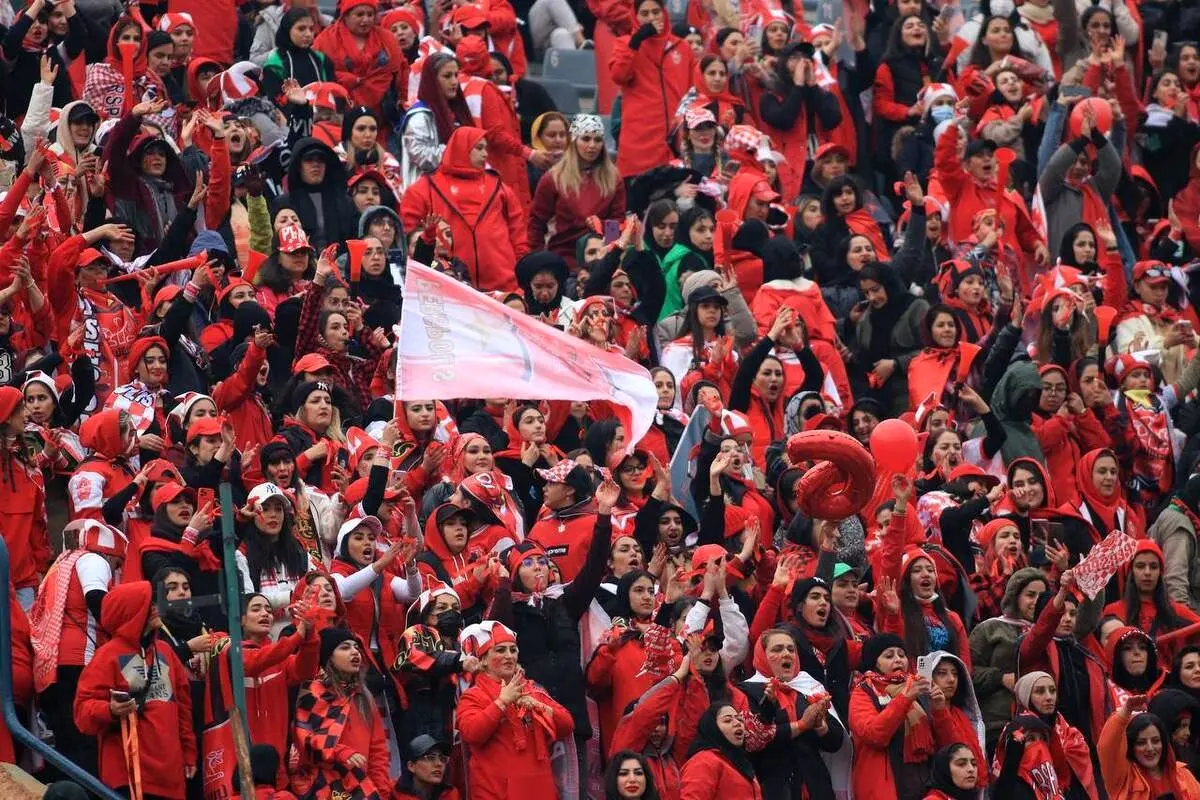 (عکس) قاب‌های ماندگار از حضور زنان در دربی ۱۰۲ تهران