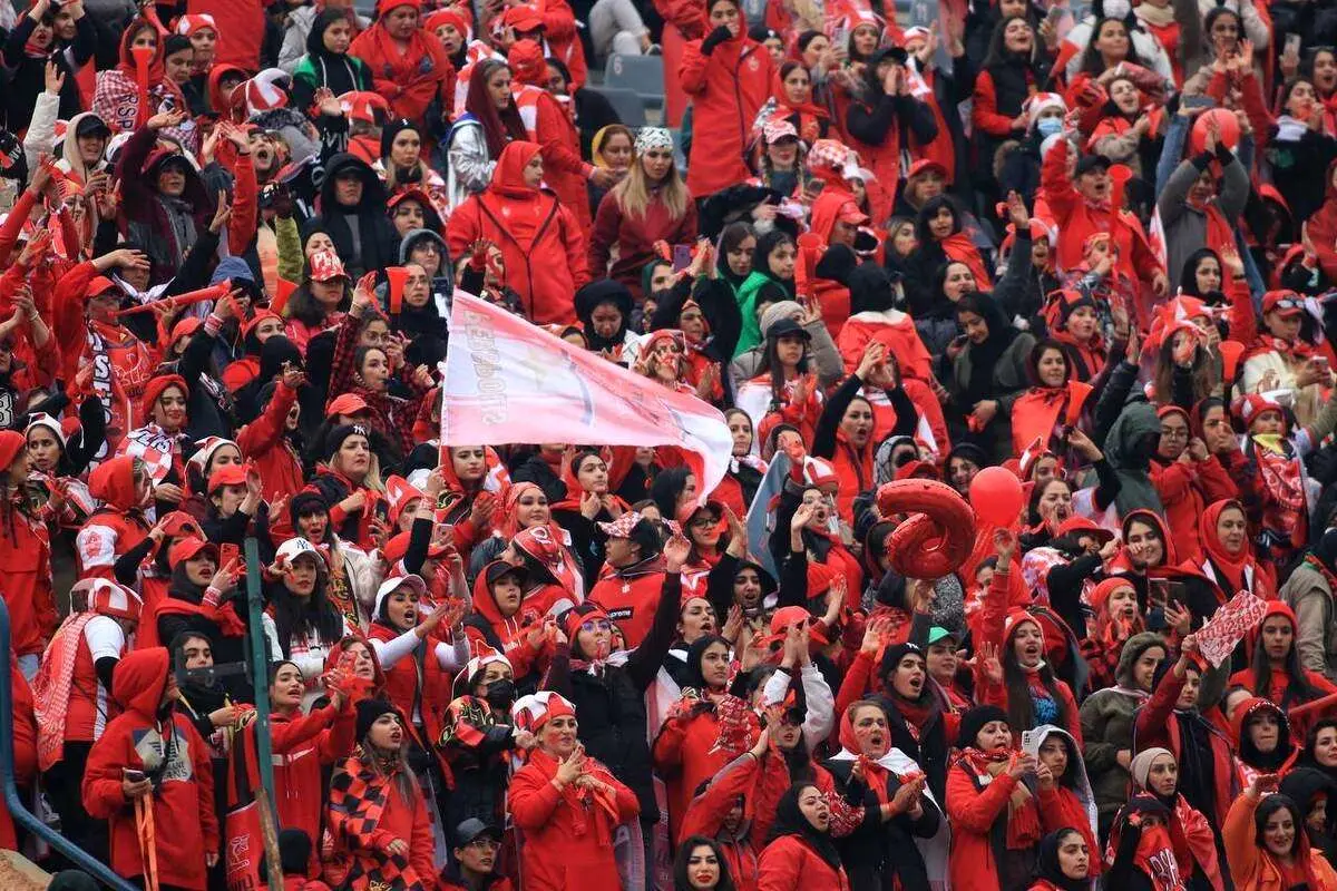 (عکس) قابهای ماندگار از حضور زنان در دربی ۱۰۲ تهران