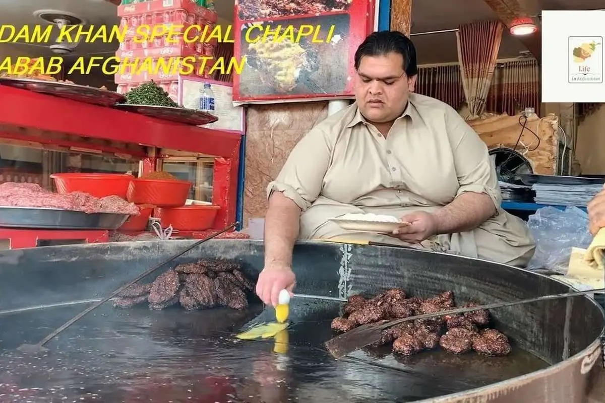 (ویدئو) غذای مشهور خیابانی در افغانستان؛ پخت چاپلی کباب به سبک آدم خان
