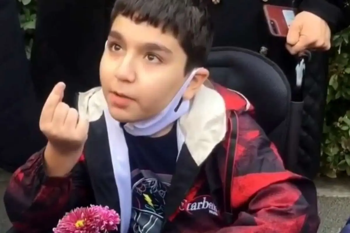 سینا علیخانی، کودک خوش سخن و سفیر بیماران SMA در اثر نرسیدن دارو در ICU بستری شد