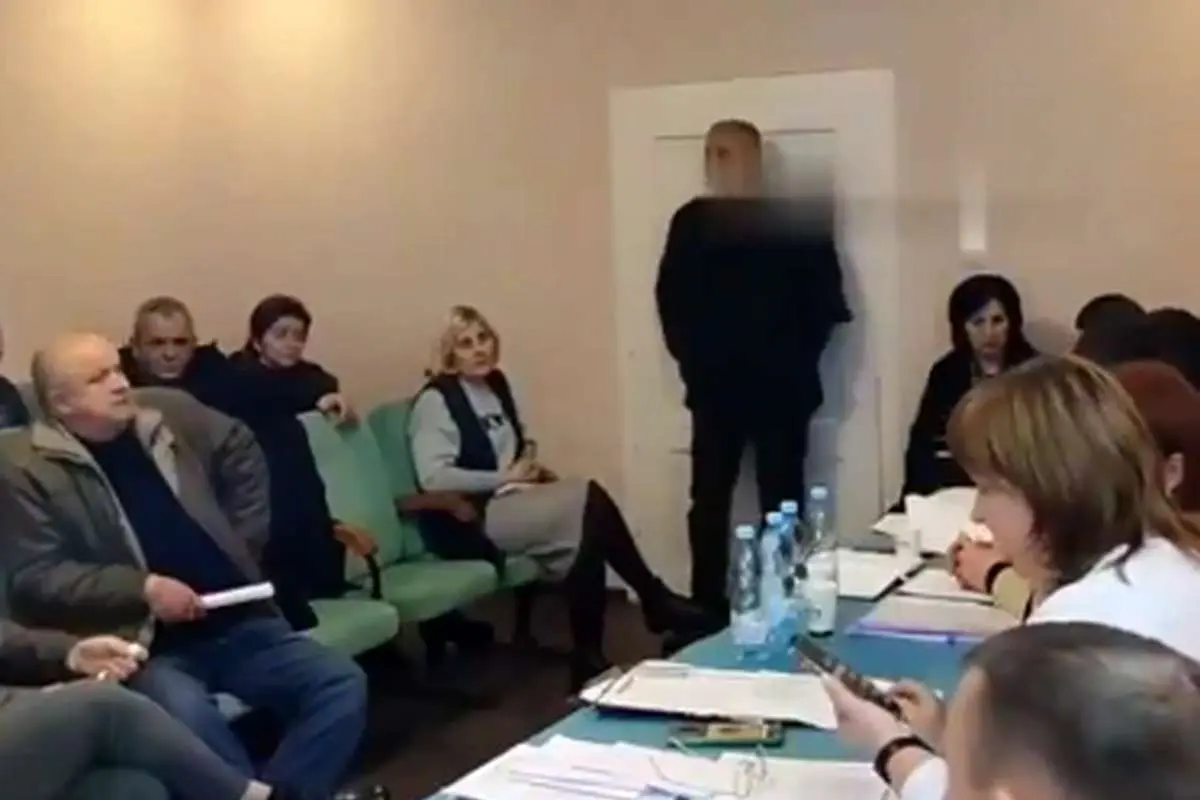 (ویدئو) پرتاب نارنجک وسط جلسه توسط معاون شورای محلی در اوکراین