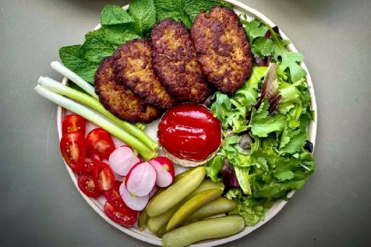 ۱۰ راز خوشمزه شدن کتلت که دستپخت شما را محبوب میکند