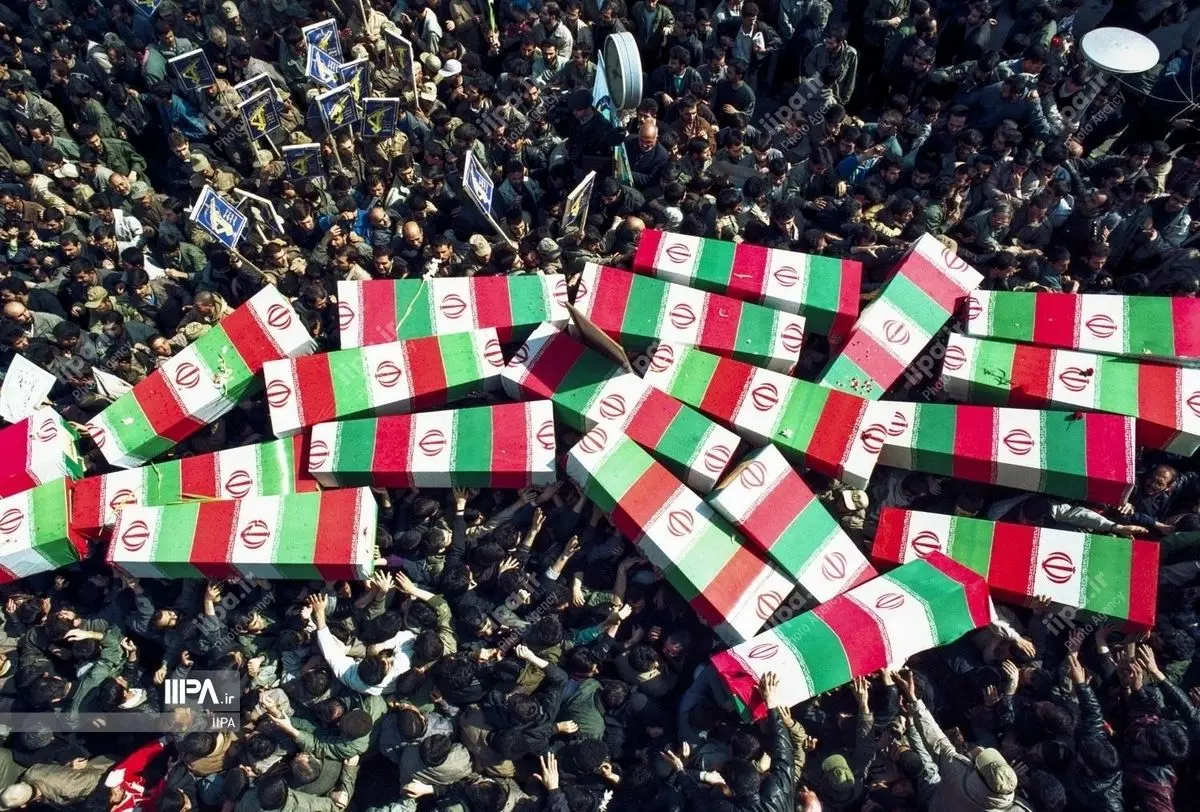 عکس‌های منتشر نشده از تشییع پیکر ۳۰۰۰  شهید در سال ۷۳